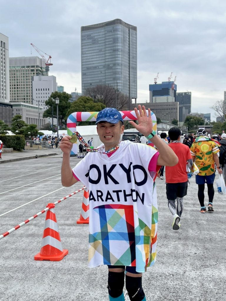 膝が痛くて25km歩いたランナーの東京マラソンリベンジ【テニスショップ通販店長のブログ＠テニスショップLAFINO 西山克久】