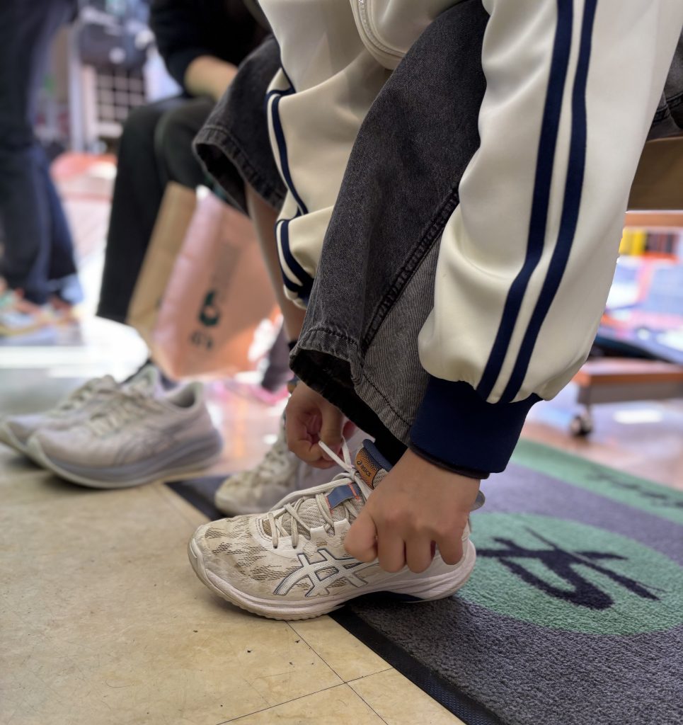 「親指の痛みは“終わりの始まり”——中敷の穴が教えてくれる危険サイン」【テニスショップ通販店長のブログ＠テニスショップLAFINO 西山克久】