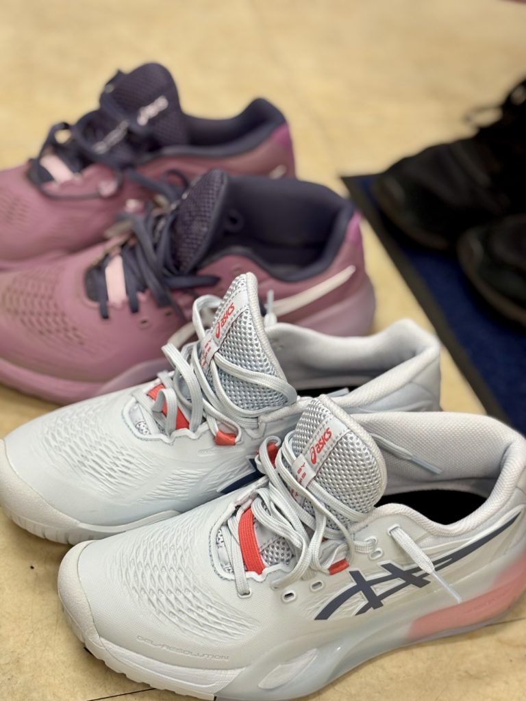 あまりに嬉しくて、シューズを記念撮影【テニスショップ通販店長のブログ＠テニスショップLAFINO 西山克久】